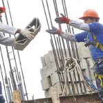 Caso en que la documentación presentada por el contribuyente no acreditó la fehaciencia de diversos servicios de construcción